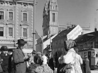Trg bana Jelačića 1912. godine. Rujan  Rujan je, prodaje se grožđe na Trgu, tramvaj broj 11 vozi kroz Bakačevu i Novu Ves prema Mirogoju.